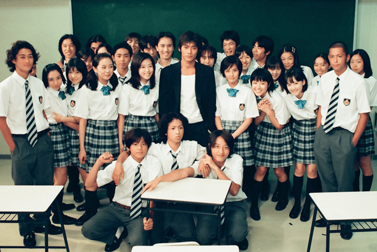 『GTO』（'98年、フジテレビ系）のケンジ役を好演。昨年のリバイバルにも出演し、「年をとらない!」とその若さが話題に（徳山は写真最前列右）