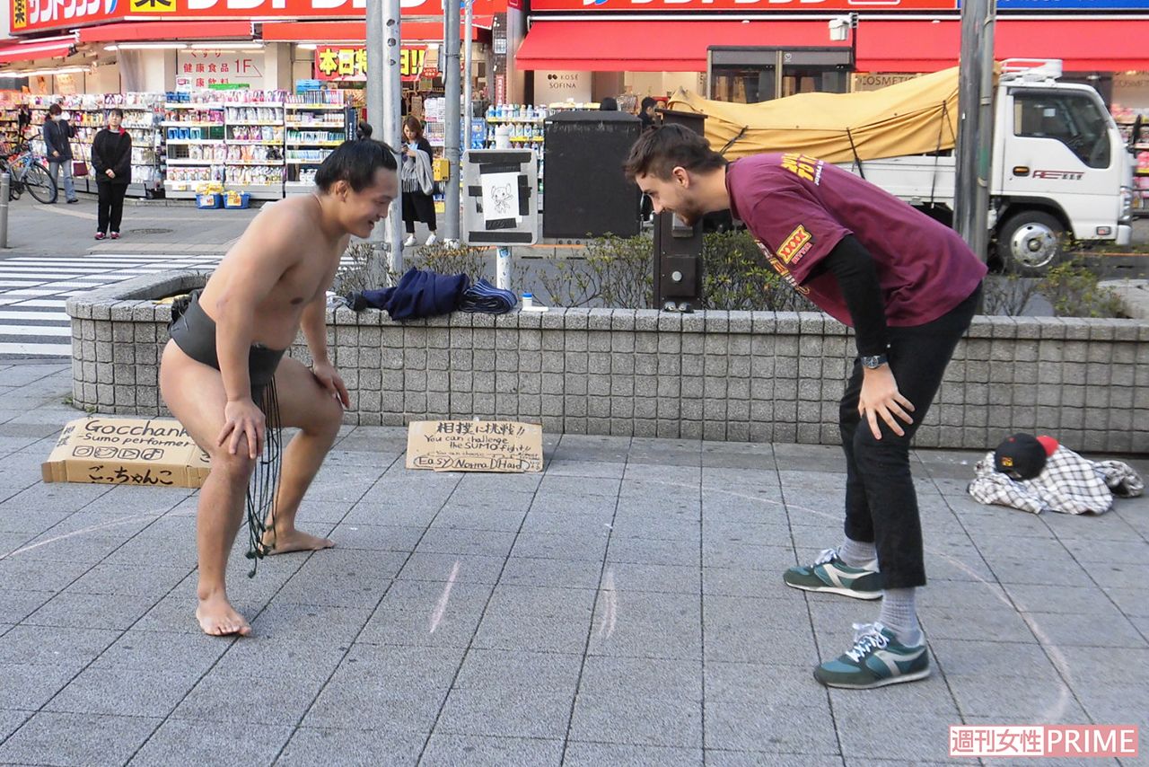 東京・高円寺の路上でパフォーマンスをする、ごっちゃんこさん