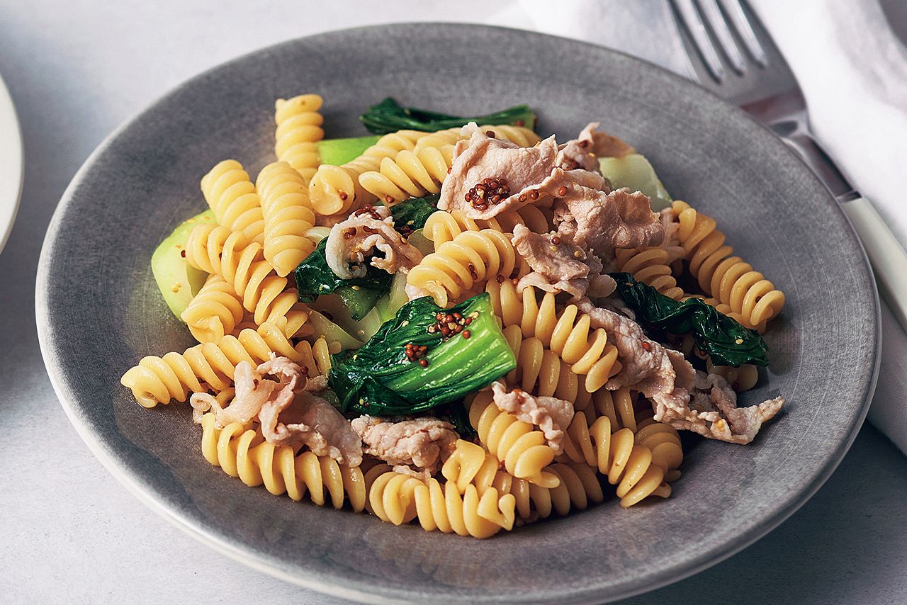 豚しゃぶとチンゲンサイのマスタードしょうゆパスタ　写真／鈴木泰介