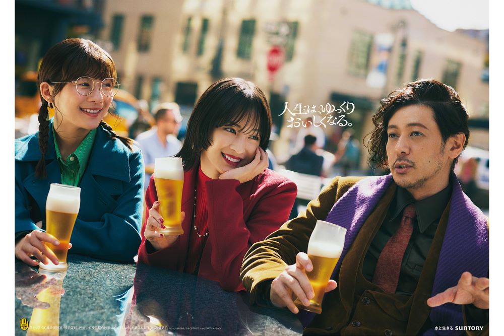 サントリーのCMシリーズ『プレモル子ちゃん』で『ちびまる子ちゃん』のまる子を演じる広瀬すずとたまちゃんを演じる伊藤沙莉、花輪クンを演じるオダギリジョー（サントリーの公式ホームページより）