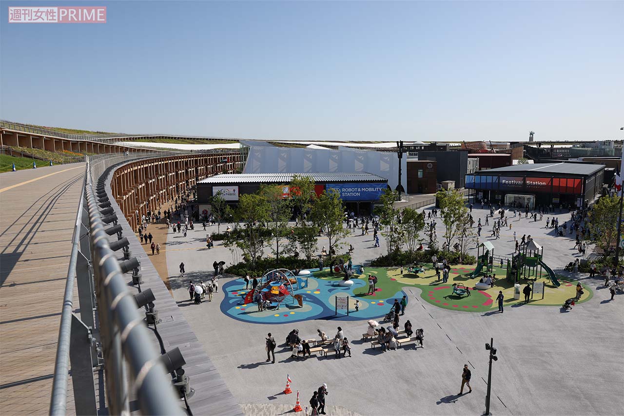 大阪・関西万博会場　大屋根リングより光の広場を望む