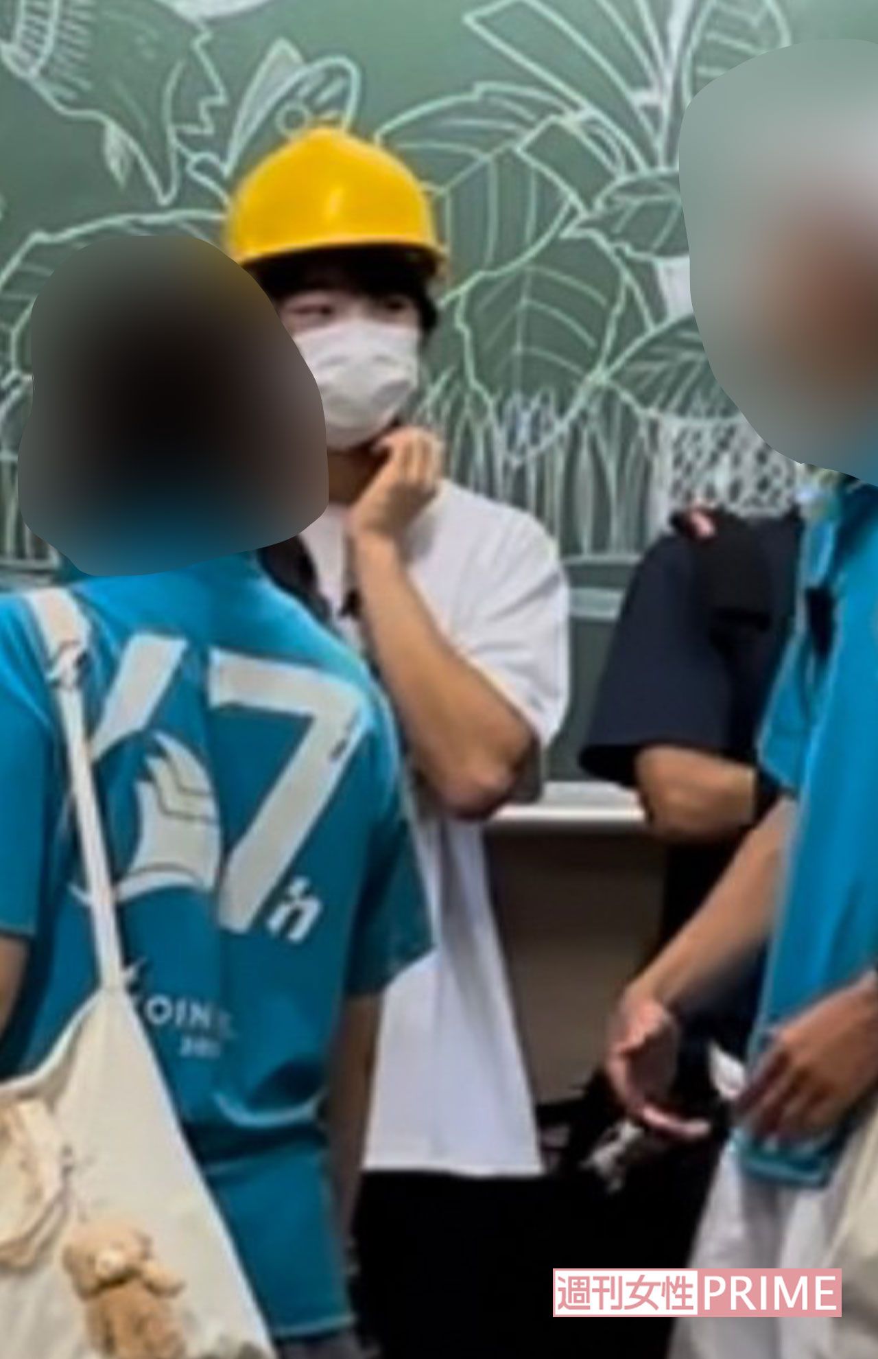 黄色いヘルメットを着用し、ジェットコースターの出し物を体験される悠仁さま（来場者提供）