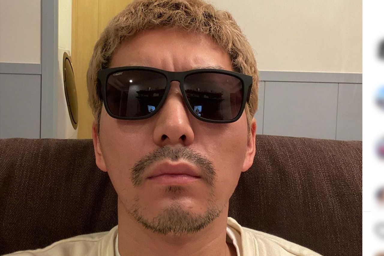 「トム・ハンクスの隠し子」のモノマネをするニューヨーク嶋佐（公式インスタグラムより）