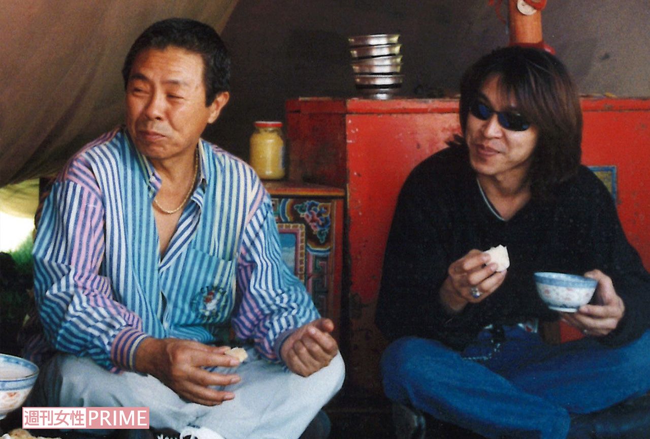 30年前にモンゴルで撮影された北島と誠さんの親子ツーショット（北島音楽事務所提供）