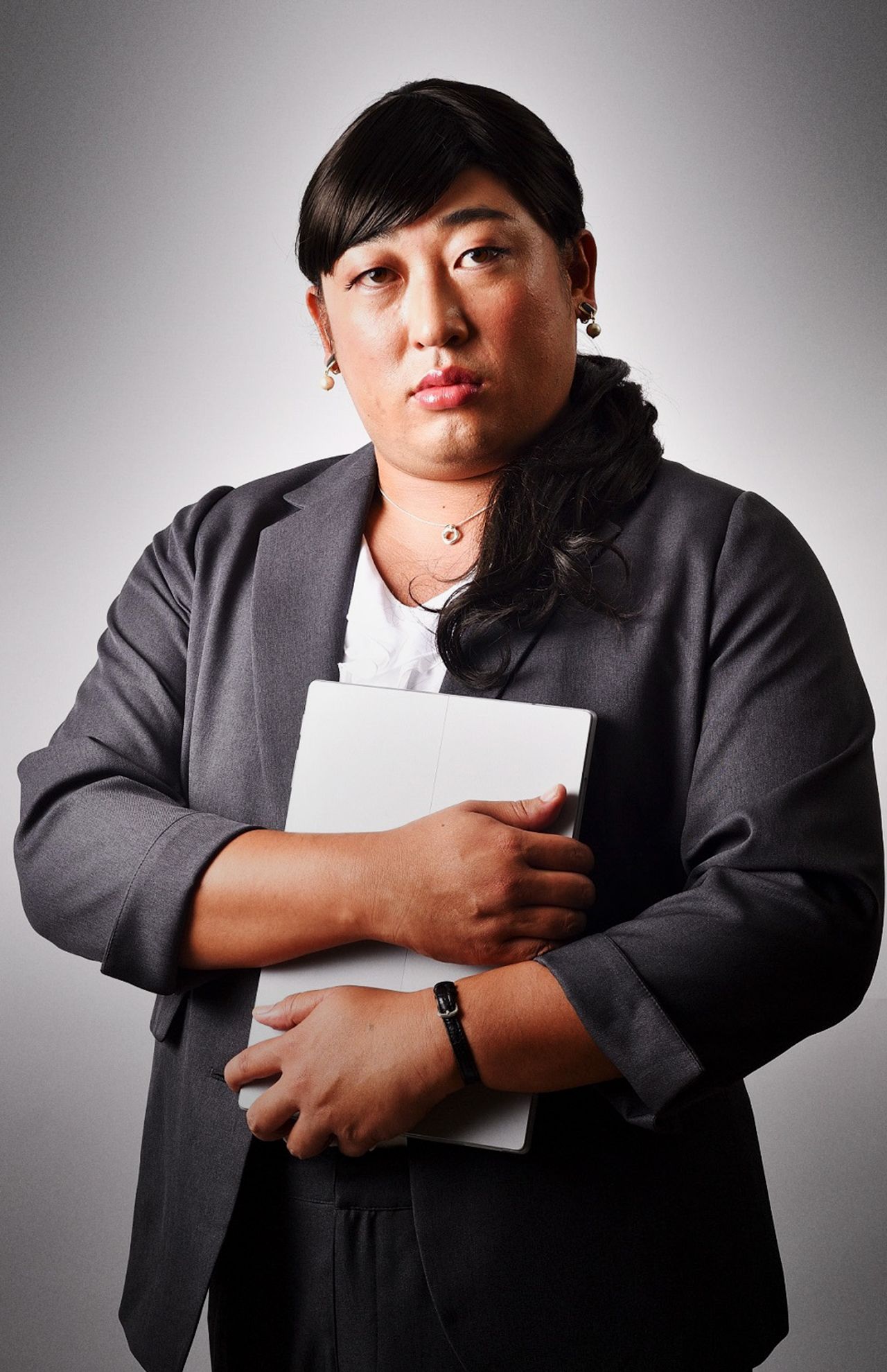 容疑者2：戻川茜。美人秘書。被害者の本庄一朗の秘書。死体の第一発見者。(c)テレビ東京