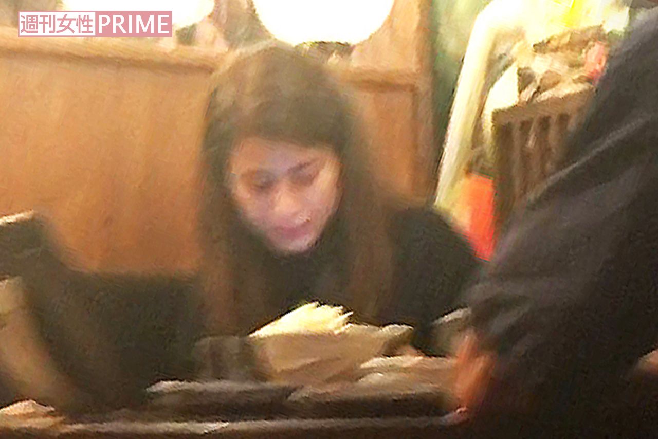 『Y』の店内でまったりと食事を楽しむマリエ。顔を隠すこともなく、堂々としていたが、以前に比べてメイクがナチュラルになり、大人びた印象