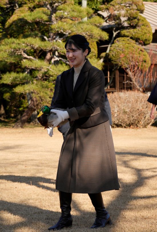 鴨を抱きかかえる愛子さま