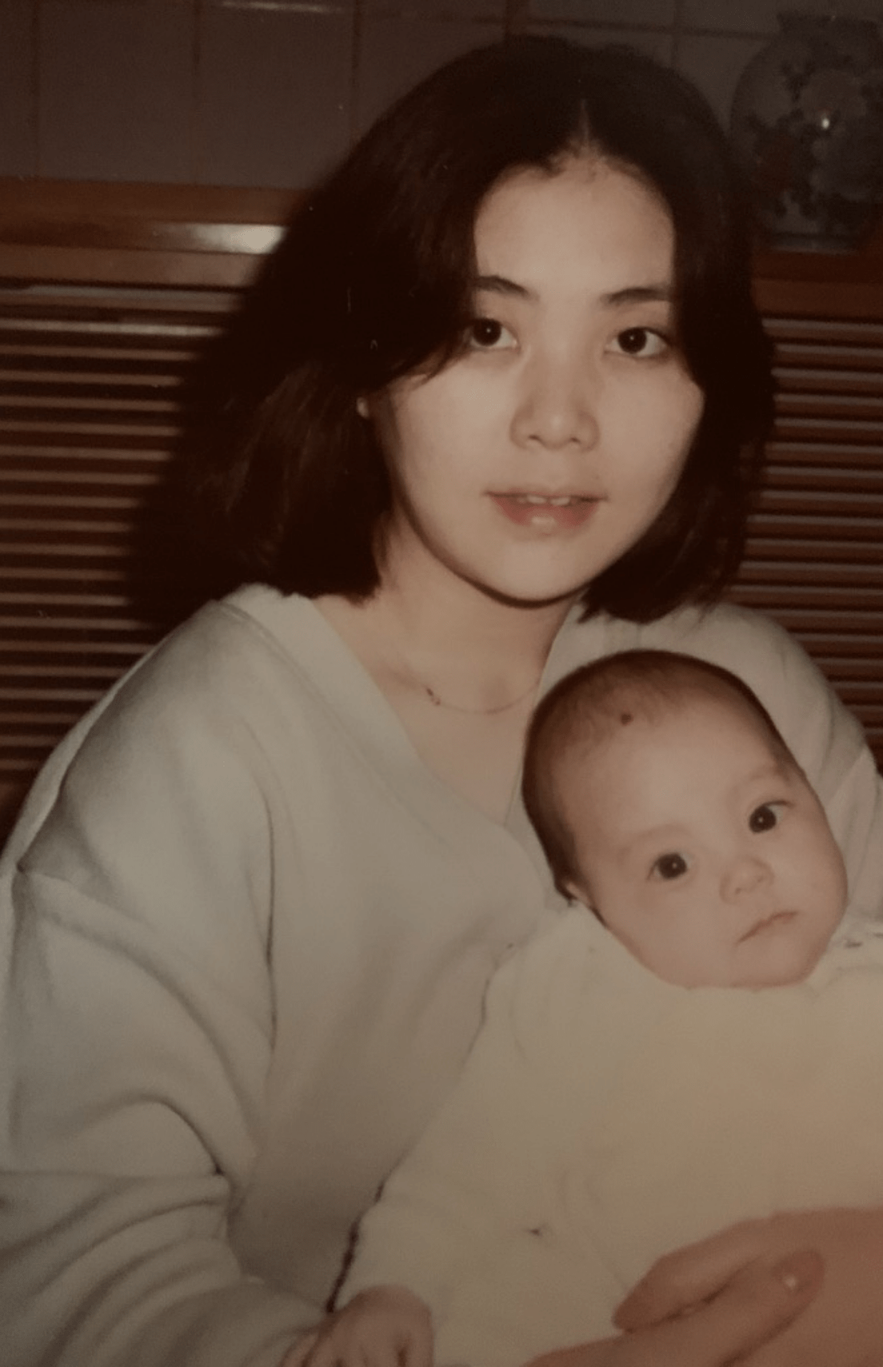 2人姉妹の次女として生まれた。母の眞弓さんと