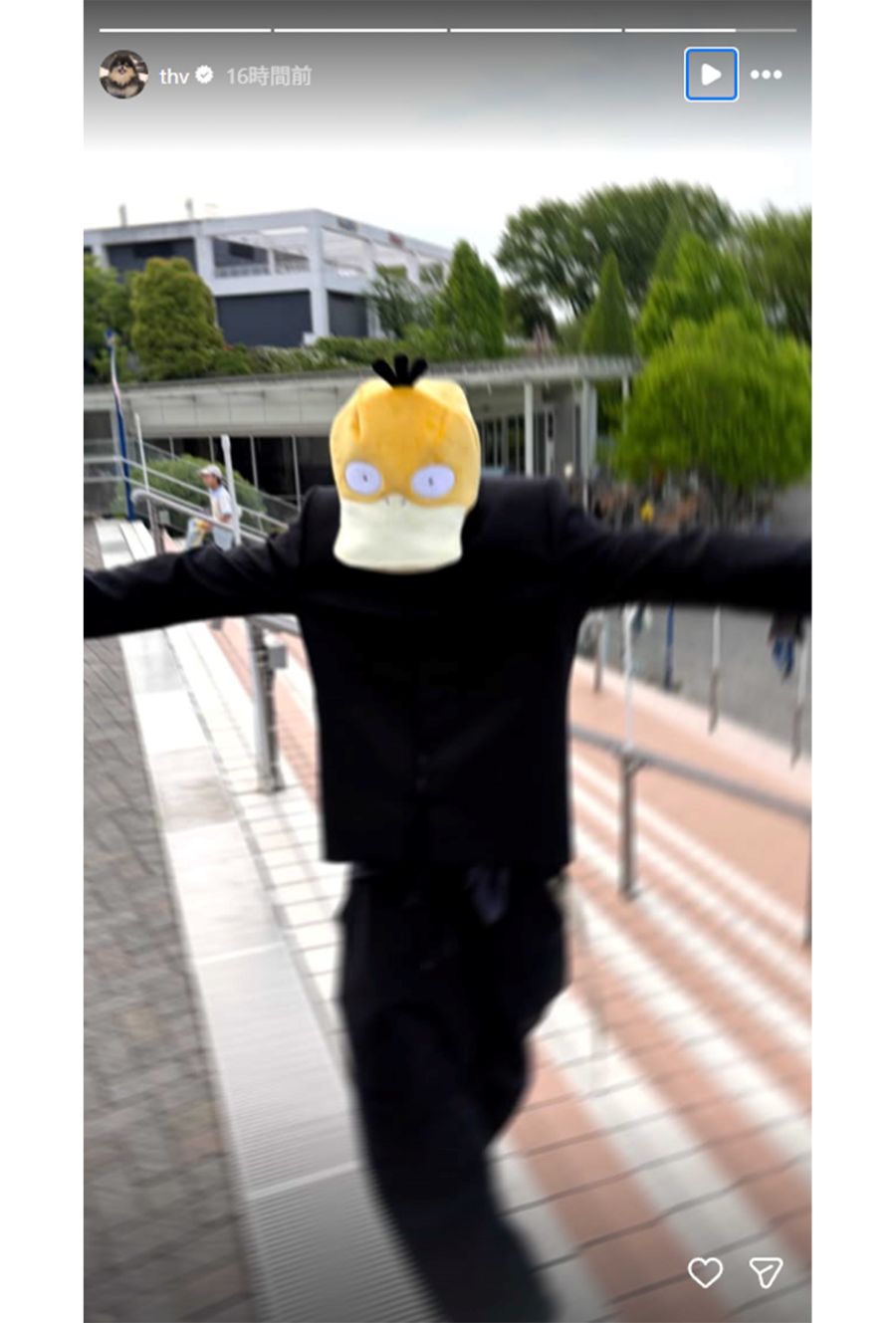 コダックの被りものではしゃぐV（本人インスタグラムより）