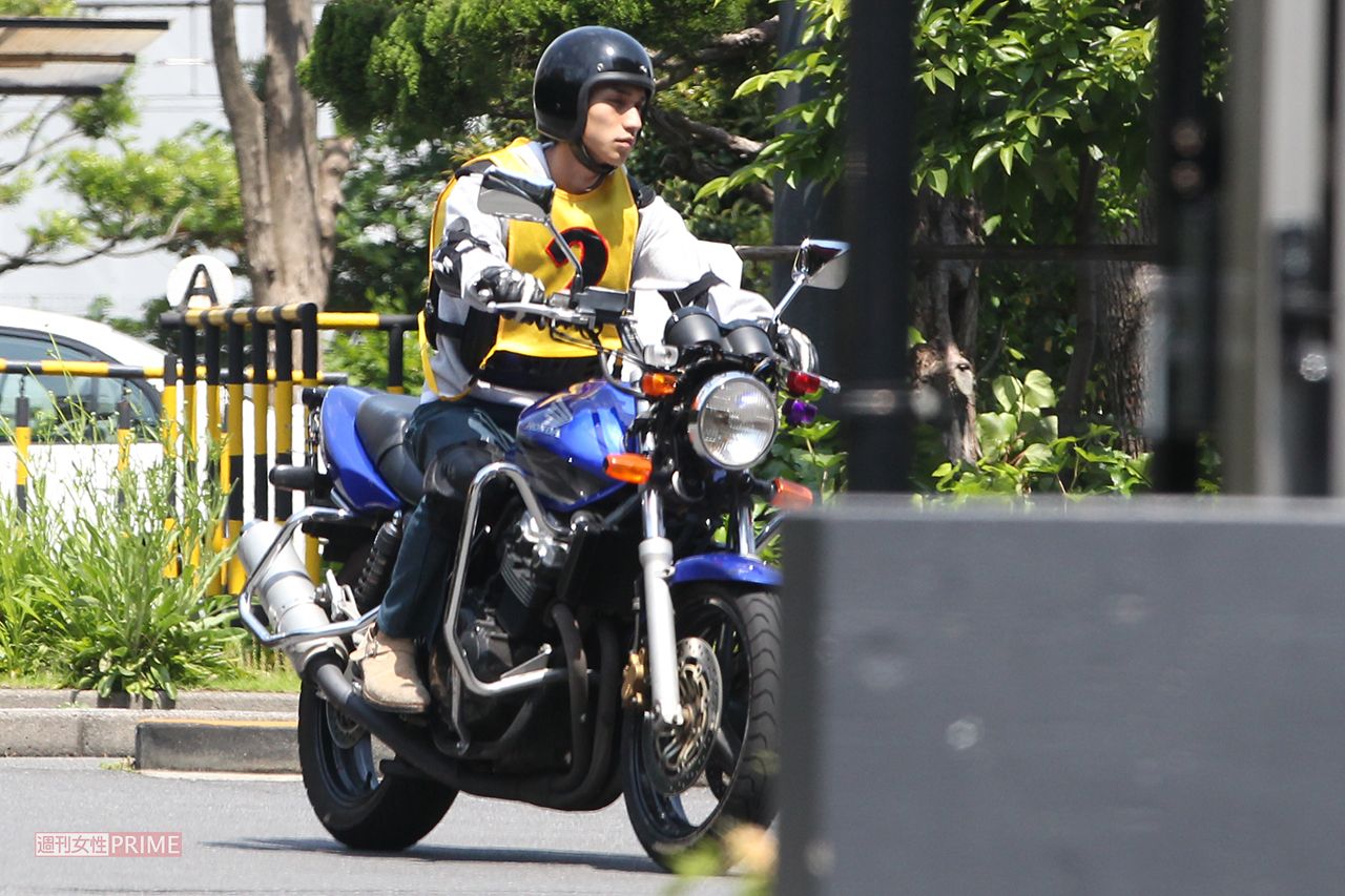 '12年、自動車学校で教習を受けている錦戸亮