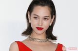 水原希子、SNSにロングパーマ&キラキラジャケットの…