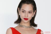 水原希子、SNSにロングパーマ＆キラキラジャケットの“バブリー全開ショット”を投稿「平野ノラも顔負け」