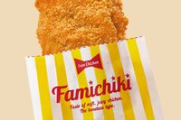 ファミリーマートの“禁断の儀式”が海外で大バズり！「ファミチキ×たまごサンド」の“究極の親子サンド”…