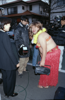 『進め！電波少年』でアポなし取材中の松村邦洋