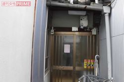 玄関内側には《外へ出ないでください。息子さん帰るまで待ってください》と書いた紙が