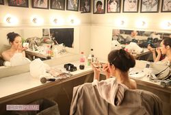 舞台開演前のメイク中。緊張感が走る　撮影／吉岡竜紀