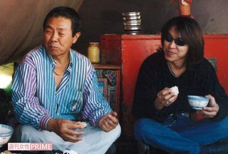 30年前にモンゴルで撮影された北島と誠さんの親子ツーショット（北島音楽事務所提供）