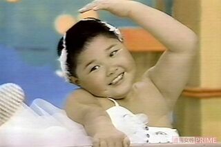 バレリーナの格好をする内山信二