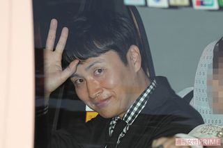 児嶋だよ! アンジャッシュ渡部建と佐々木希の結婚式に参列した相方・児嶋一哉、カメラマンにもにっこり（'17年10月）