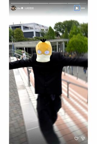 コダックの被りものではしゃぐV（本人インスタグラムより）