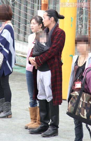 広末涼子と次男を抱いた夫のキャンドル・ジュン氏（2011年）