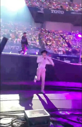 ステージから降りてファンのもとへ駆け寄った『美少年』の浮所飛貴（ツイッターより）