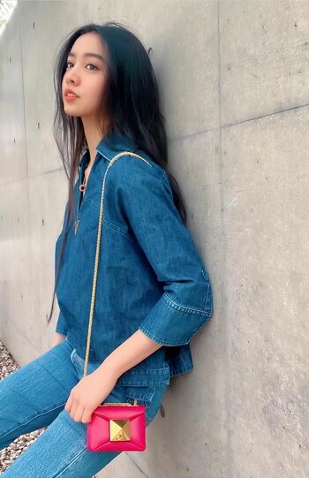 木村家の伝家の宝刀・デニムオンデニム。伝統は次女にまでしっかり受け継がれている　Koki，公式インスタグラムより