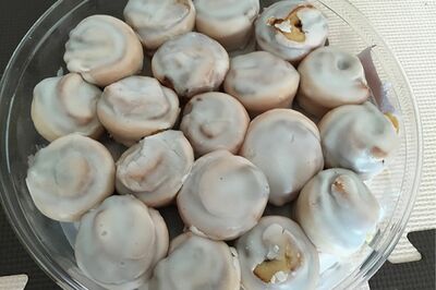 コストコの定番人気商品の『プチシナモンロール』。パン生地が見えないほどぶ厚いアイシング（舞さんユーチューブより）