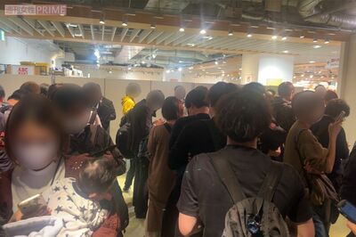 行列した人は待機用の別室に通された。ツイートにもあるように赤子を抱えた女性の姿も（同男性提供）