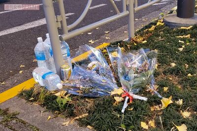 事件の起こった歩道脇には花束が