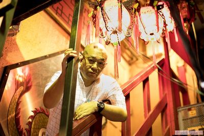 歌舞伎町のなじみの中華料理屋の前で。1度ハマると凝る性分の鈴木さん、実は料理も日々探究中。「土井善晴さんのレシピで作ると魔法使いになった気分になれるんだよね」　撮影／伊藤和幸