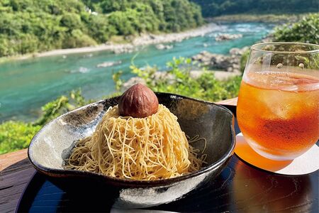 地栗のペーストを1mmの極細でたっぷりしぼった『地栗もんぶらんプルミエ』（1800円）。数量限定、平日は要予約