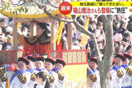 集まった観客に手を振って応える福山雅治（FNNニュースより）