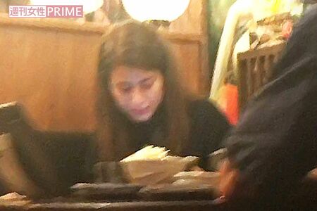 2017年、『Y』の店内でまったりと食事を楽しむマリエ。顔を隠すこともなく、堂々としていたが、以前に比べてメイクがナチュラルになり、大人びた印象
