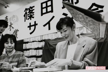 '97年、直木賞受賞。1冊書き上げるために膨大な資料を集め、取材を重ねる