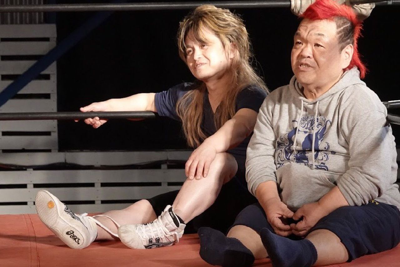 リング上で語るプリティ太田とミスター・ブッダマン