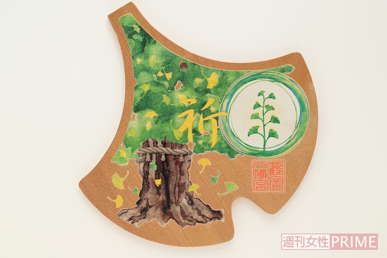 鶴岡八幡宮（神奈川県鎌倉市）江戸幕府11代将軍・徳川家斉の造営による代表的な江戸建築で、国の重要文化財に指定されている鎌倉を代表するスポット。平成22年3月に倒伏してしまった当宮御神木の大銀杏が描かれた絵馬は、形も個性的♪  撮影／齋藤周造