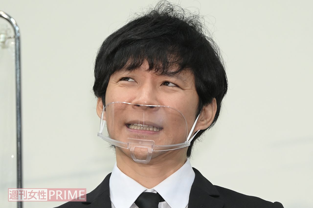 謝罪会見での渡部建。空を仰いだり目をギュッとつむるような瞬間が多かった