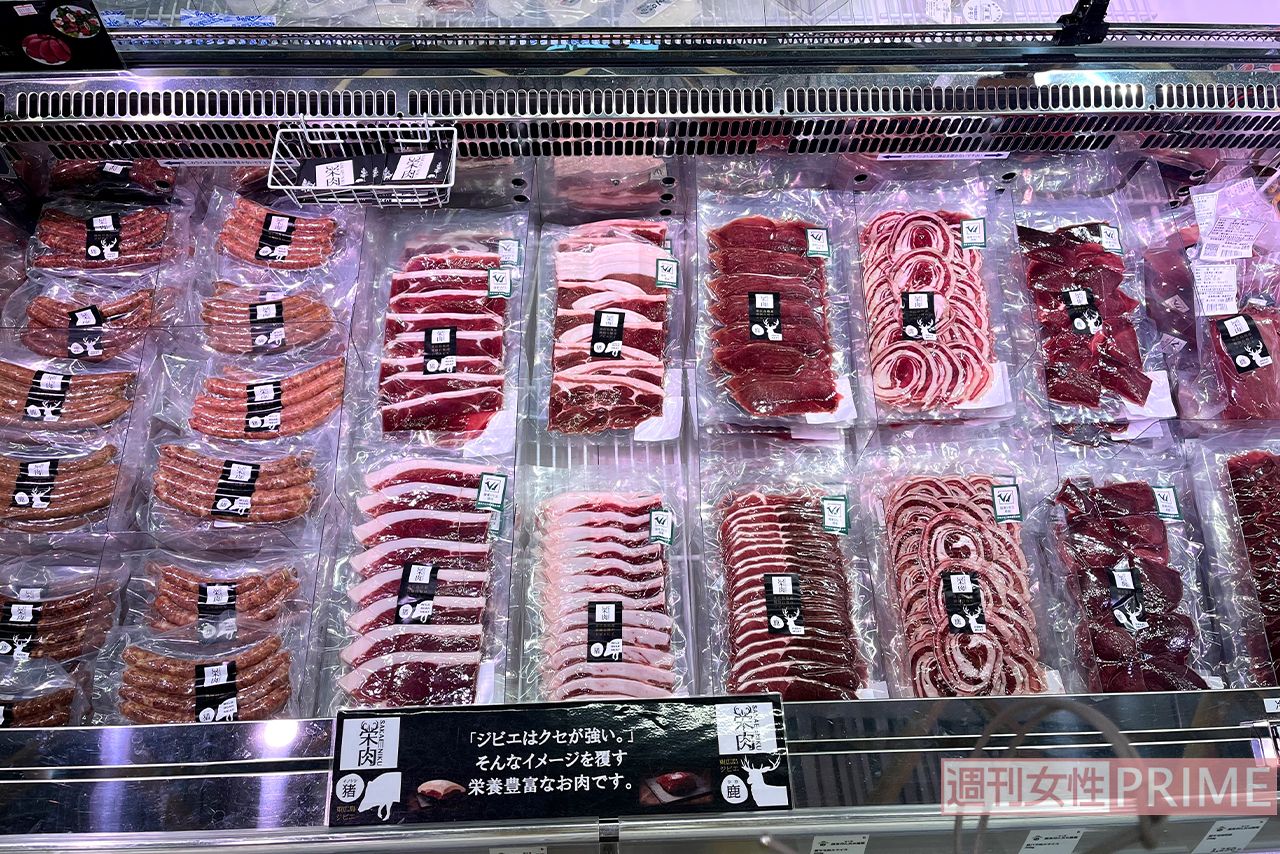 東広島市にある道の駅のジビエコーナー。鹿やいのししのロースやもも肉、バラ肉などが売られている。ソーセージも人気がある