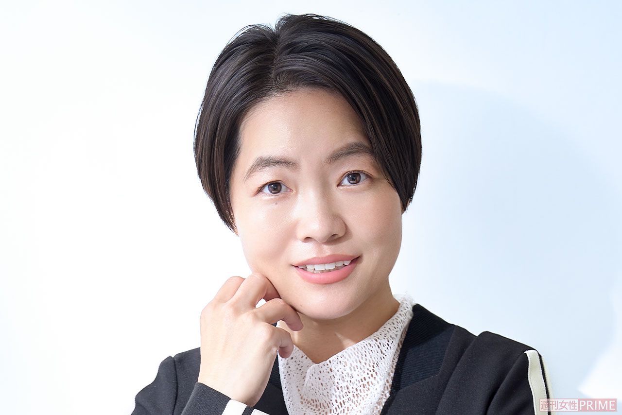 イモトアヤコ　撮影/廣瀬靖士　ヘアメイク/杉野加奈　スタイリスト/奥田ひろ子　衣装協力/IMMEZ