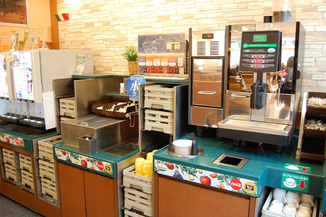 ドリンクバー　英語では……【freerefills】　アメリカには日本にあるようなドリンクバーは存在しない。英語では「おかわり自由」が近い。