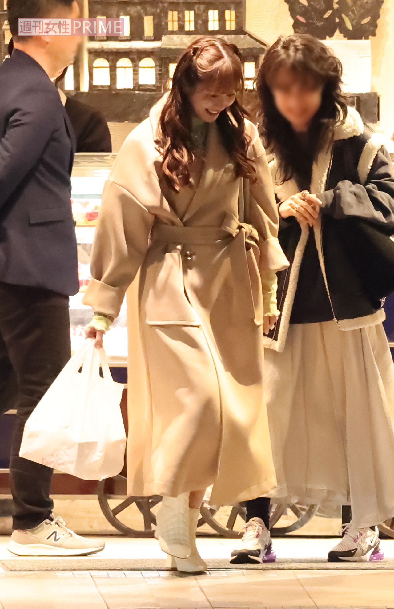 2024年1月下旬、銀座『コージーコーナー』から店外に出てくる『ももいろクローバーZ』佐々木彩夏。大きな箱の入った袋を手に持っている
