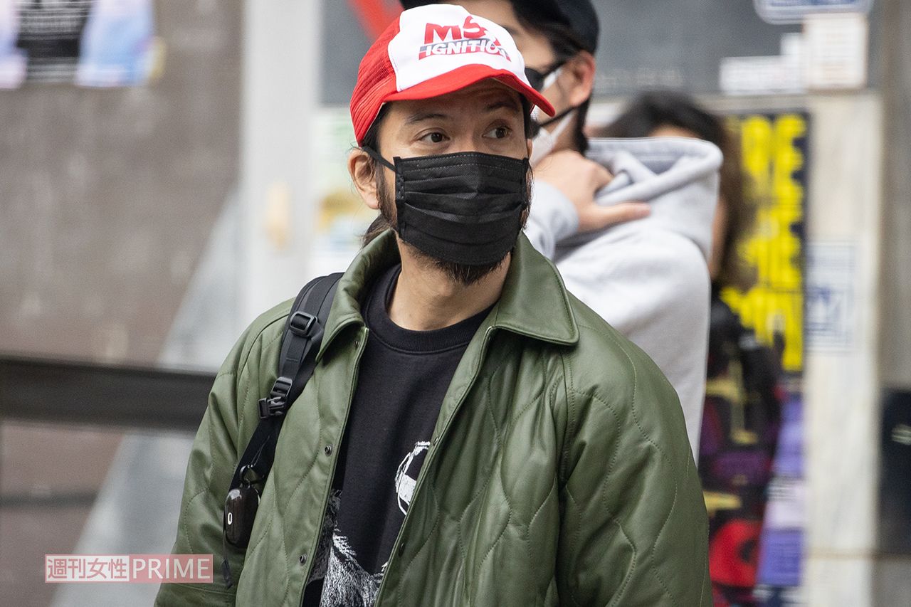 ライブハウスから出てくる長瀬智也。ワイルドな風貌は変わらず（2023年）