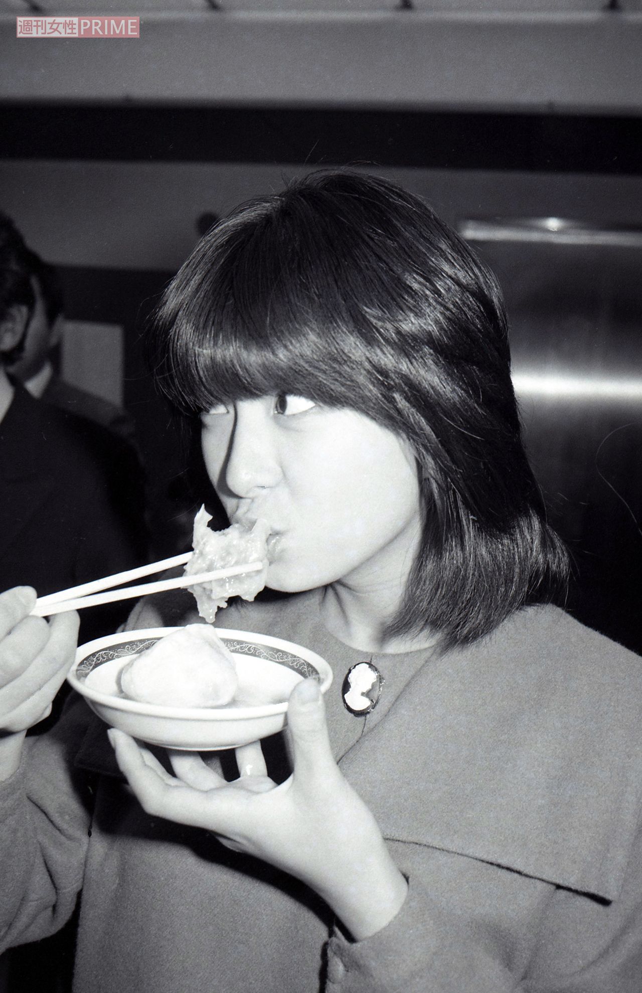 ご飯を頬張る河合奈保子