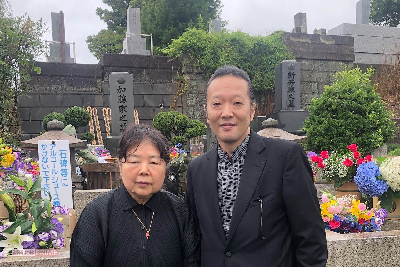 法要の施主で、ひばりさんの長男・加藤和也氏と関口範子さん
