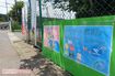 東浪見小の外周には児童の描いたイラストとメッセージが