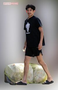 2023年7月上旬の早朝、自宅から出てきた永山瑛太。黒のTシャツ短パンを着て、美脚があらわに