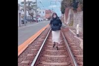 『スラムダンク』聖地・江ノ電の線路内侵入をインスタグラム投稿した美女インフルエンサーが炎上、《SNSへ…
