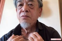 エリック・クラプトン手作りのネックレスを見せてくれる、ウドー音楽事務所の副会長である高橋辰雄さん