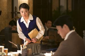 6月22日放送の69話で初登場した花山（唐沢寿明）。彼とのシーンで、高畑がいちばん印象に残っているのが、挿絵を頼みにいくこの場面だそう　（C）NHK